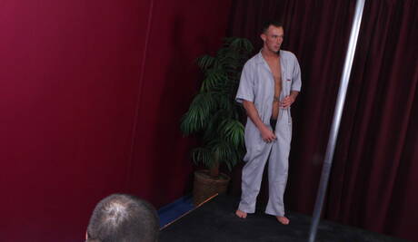 Der ungarische haarige Bär Arpad Miklos und der amerikanische Schönling Kirk Cummings ficken in den Arsch, nachdem sie einen Schwanz gelutscht haben