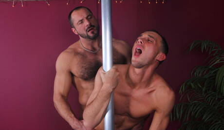 Der ungarische haarige Bär Arpad Miklos und der amerikanische Schönling Kirk Cummings ficken in den Arsch, nachdem sie einen Schwanz gelutscht haben