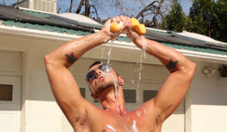 As estrelas pornôs americanas Jessie Colter e o forte Trenton Ducati em uma ação homossexual quente ao ar livre