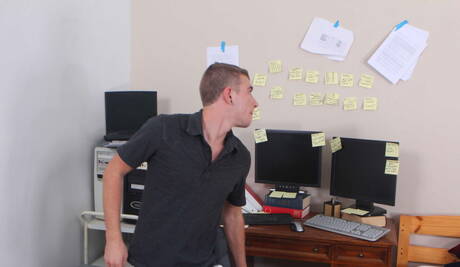 La lontra americana Alexander Greene e il bel ceco Robert Van Damme in una bollente azione di sesso anale