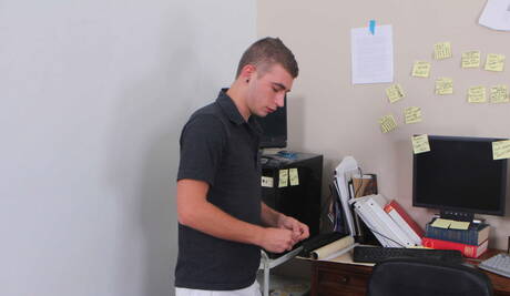 La lontra americana Alexander Greene e il bel ceco Robert Van Damme in una bollente azione di sesso anale