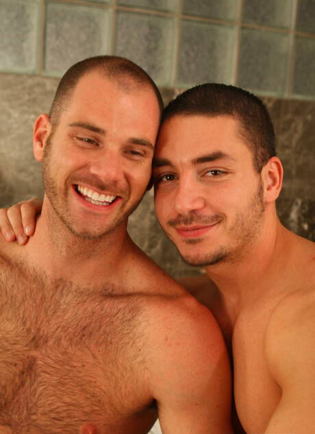 Les Américains torrides, le super étalon Marc Dylan et le super étalon Cole Streets baisent après une fellation dans le bain