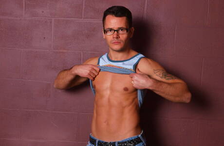 Le taureau noir Diesel Washington et le costaud russe Valentin Petrov baisent le cul après une pipe interraciale