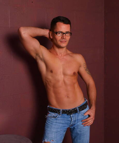 Le taureau noir Diesel Washington et le costaud russe Valentin Petrov baisent le cul après une pipe interraciale