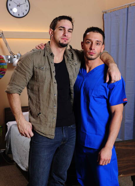 Os americanos sensuais, o musculoso Ayden Marx e o super garanhão Phenix Saint se masturbando