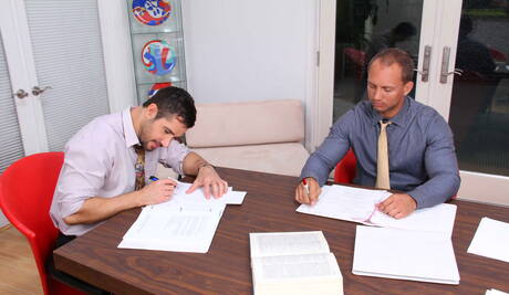 アメリカのハスキー犬のジョン・マグナムとイギリスのカワウソのディーン・モンローがフィスティングでアナルを掘っている