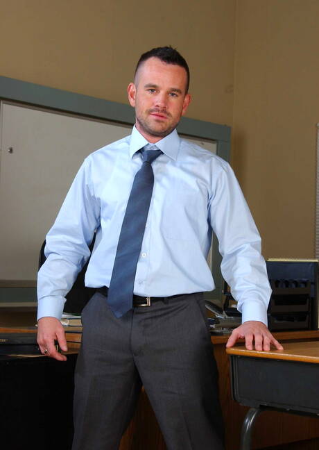 El semental Ethan Ayers y el semental estadounidense Marc Dylan tienen sexo anal intenso