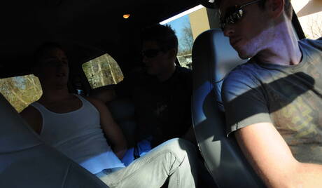 Los amigos sexys Johnny Rapid, Boston Miles y Travis Irons se chupan y se follan al aire libre