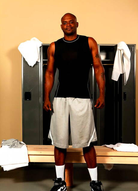 Two american guys bodybuilder Diesel Washington and hairy bear David Chase have a good interracial sex