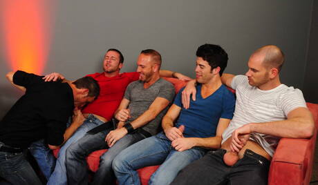 Troy Collins, Trevor, Tyr Alexander, Cole Streets e Rex em uma cena quente de chupada e foda