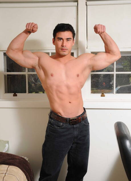 Il muscoloso latino Dereck Fox e il robusto Marko Lobo fanno sesso anale