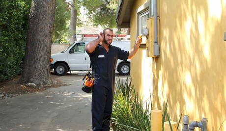 Der bullige Ian und der amerikanische Muskelprotz Spencer Reed ficken sich den Arsch, nachdem sie draußen geblasen haben