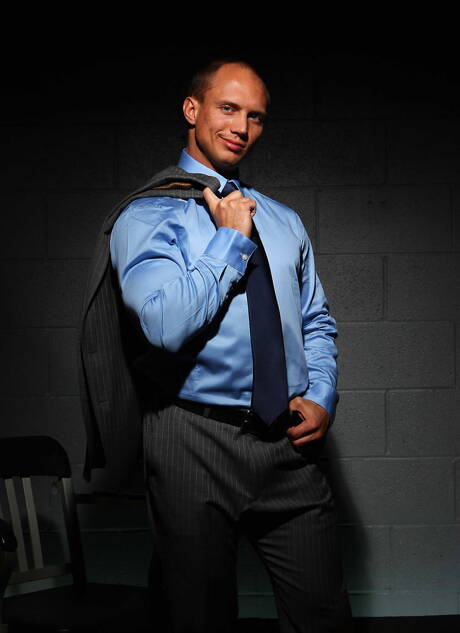 Dwóch amerykańskich facetów, siłacz John Magnum i umięśniony Kirk Cummings bawią się penisem