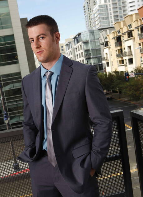 Il fusto americano Spencer Fox e lo stallone Ryan C in una bollente scopata anale all