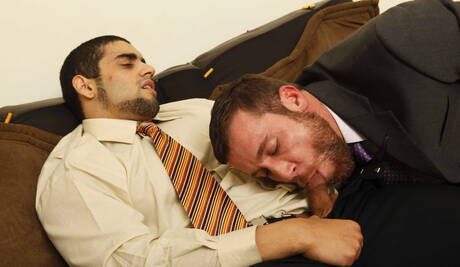 Der amerikanische Otter Trevor Knight und der attraktive Angelo Antonio in einer heißen Homosexuellenszene