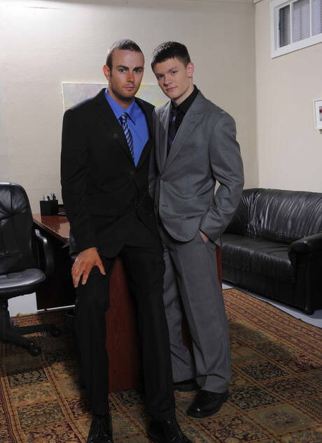 Amerikaanse knappe jongen Tyler Sweet en knappe Matt Singer in hete anale seks