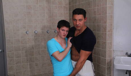 捷克肌肉男羅伯特·範·達美和美國年輕人泰勒·斯威特在浴室裡互相愛