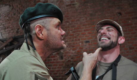 De goed gebouwde Amerikaanse Damien Crosse en de Spaanse homobeer Scott Carter neuken elkaars kont na het zuigen van een lul