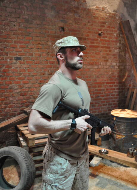 De goed gebouwde Amerikaanse Damien Crosse en de Spaanse homobeer Scott Carter neuken elkaars kont na het zuigen van een lul