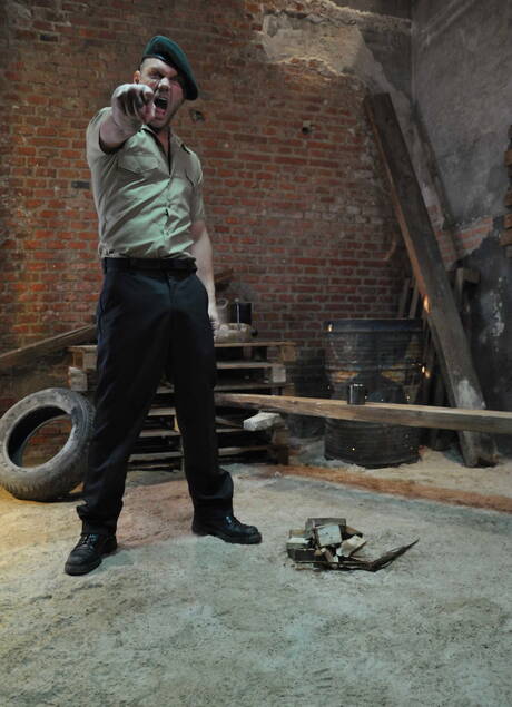 De goed gebouwde Amerikaanse Damien Crosse en de Spaanse homobeer Scott Carter neuken elkaars kont na het zuigen van een lul