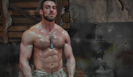 De goed gebouwde Amerikaanse Damien Crosse en de Spaanse homobeer Scott Carter neuken elkaars kont na het zuigen van een lul