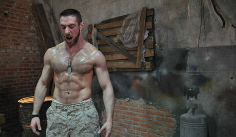 De goed gebouwde Amerikaanse Damien Crosse en de Spaanse homobeer Scott Carter neuken elkaars kont na het zuigen van een lul