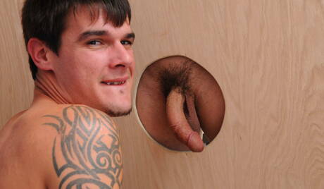 O bonitão Justin Cox e o robusto Marko Lobo fazem amor