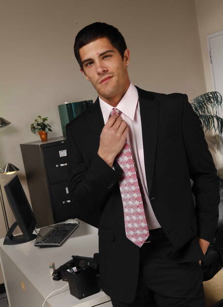 jovem americano Jay Kohl e o robusto Lucas Knowles fazem uma punheta incrível