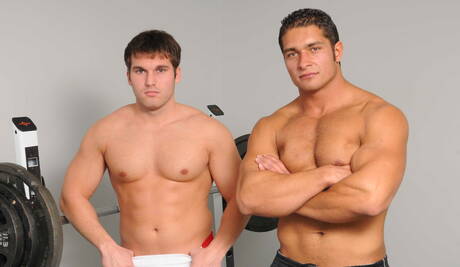 Amerykański silny byk Dereck Fox i umięśniony Kyle Thomas ruchają się w dupę po ssaniu