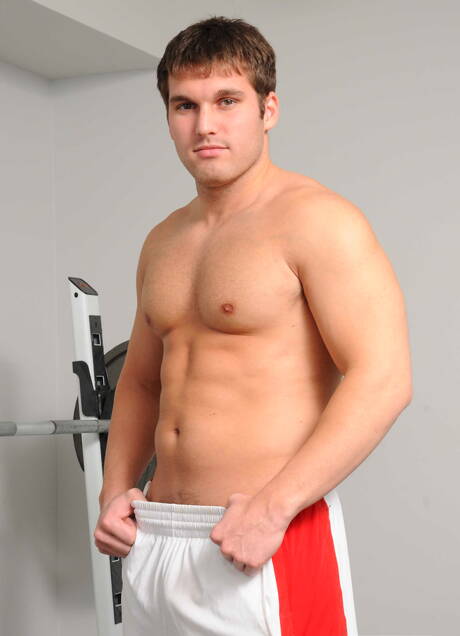 Amerykański silny byk Dereck Fox i umięśniony Kyle Thomas ruchają się w dupę po ssaniu