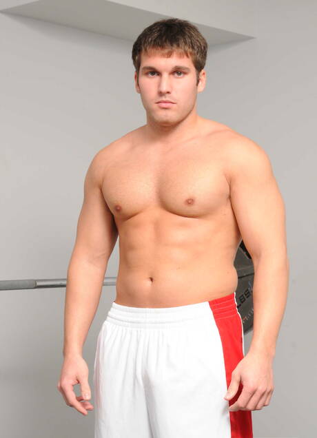 Amerykański silny byk Dereck Fox i umięśniony Kyle Thomas ruchają się w dupę po ssaniu