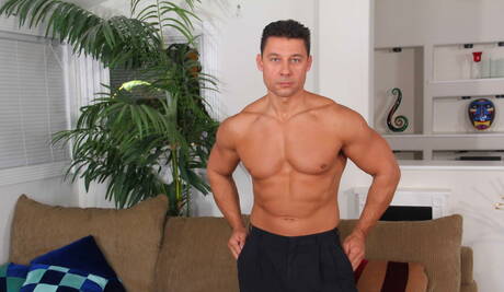 Czeski przystojniak Robert Van Damme i młody amerykański chłopak Tyr Alexander ruchają się po ssaniu kutasa