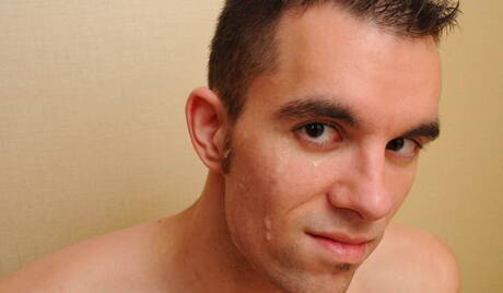 De knappe Amerikaanse vrienden, de gespierde Spencer Fox en de gespierde Dylan Hauser, hebben goede anale seks in de badkamer.