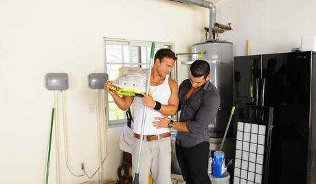 El duro estadounidense Rocco Reed y el musculoso cubano Marcus Ruhl tienen una escena de pareja caliente