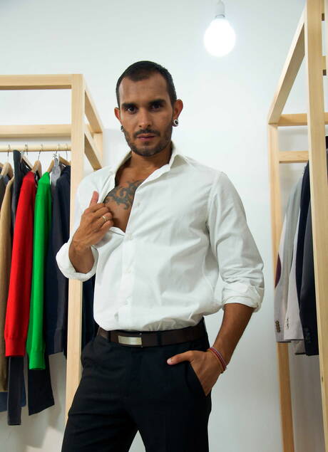 Der Latino-Muschi Lucio Saints und der amerikanische Bulle Francesco Dmacho beim Wichsen