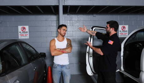 Dwóch amerykańskich facetów, siłacz Bryce Star i gejowski niedźwiedź Tony Paradise, uprawiali ze sobą seks