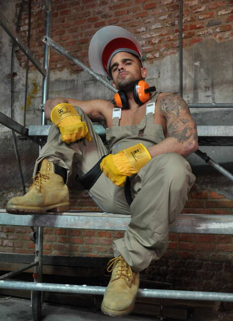 American hunk Damien Crosse and  Foster Riviera fuck ass after blowjob