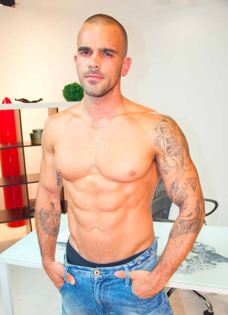 Der amerikanische Schönling Damien Crosse und der bulgarische Muskelprotz Goran bohren einen Arsch