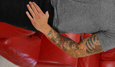 美國明星粗壯小夥布萊斯·斯塔爾和強壯公牛布倫登·凱奇激情戲