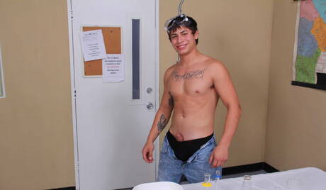 Americanos gostosos, o galã Bryce Star e o garanhão Julian Smiles fodem a bunda depois do boquete