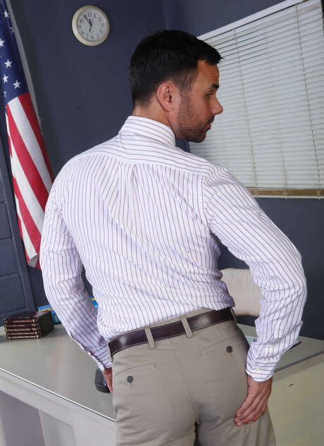 Os atores pornôs americanos Bryce Star e o garanhão peludo Conner Habib fazem amor