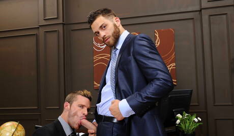 Os simpáticos americanos Tommy Defendi e o musculoso Landon Conrad em sexo anal quente