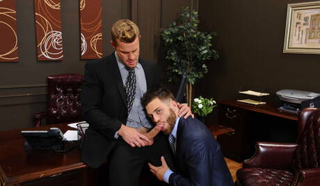 Os simpáticos americanos Tommy Defendi e o musculoso Landon Conrad em sexo anal quente