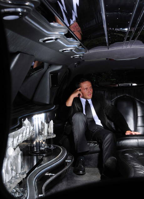 Der attraktive Amerikaner Ryan Rockford und der brasilianische Superhengst Rafael Alencar ficken in den Arsch, nachdem sie einen Schwanz gelutscht haben