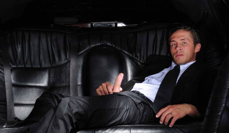 Der attraktive Amerikaner Ryan Rockford und der brasilianische Superhengst Rafael Alencar ficken in den Arsch, nachdem sie einen Schwanz gelutscht haben