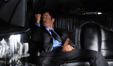 Der attraktive Amerikaner Ryan Rockford und der brasilianische Superhengst Rafael Alencar ficken in den Arsch, nachdem sie einen Schwanz gelutscht haben