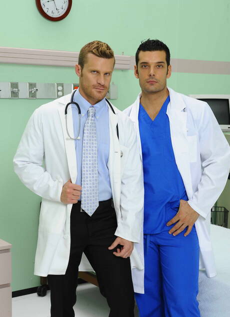 Latino-Bodybuilder Marcus Ruhl und der amerikanische Strongman Landon Conrad bohren einen Arsch