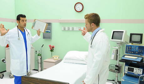 Latino-Bodybuilder Marcus Ruhl und der amerikanische Strongman Landon Conrad bohren einen Arsch