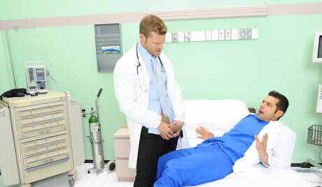 Latino-Bodybuilder Marcus Ruhl und der amerikanische Strongman Landon Conrad bohren einen Arsch