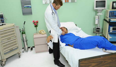 Latino-Bodybuilder Marcus Ruhl und der amerikanische Strongman Landon Conrad bohren einen Arsch